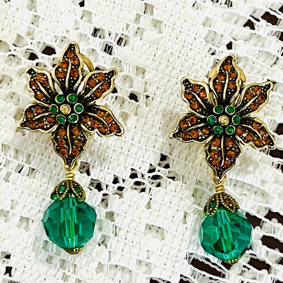 Heidi Daus 🆕 “Esmeralda” Beaded Crystal Flower Drop Bead omega earrings - Picture 1 of 8